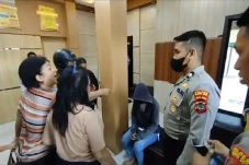 Pecatan Polisi Digerebek...