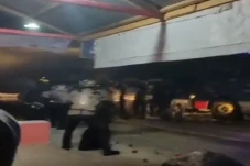 Bentrok Polisi dengan...