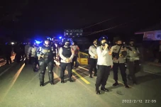 Bentrok Polisi-Massa...