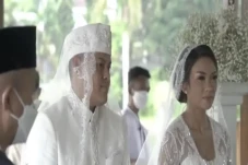 Resmi Menikah dengan...