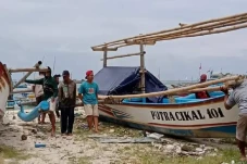 Cuaca Buruk di Perairan...