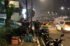 Hantam Jalan Berlubang,...