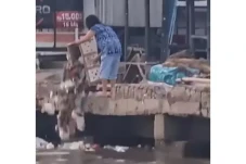 Didatangi Camat, Emak-emak...