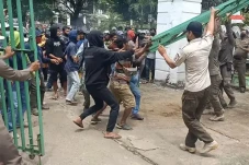 Unjuk Rasa Warga di...