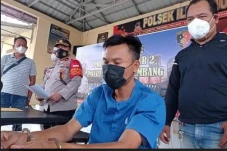 Terdesak Kebutuhan,...