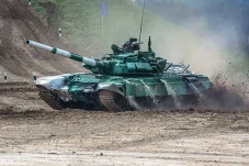 Tank-Tank Tua di Garis...