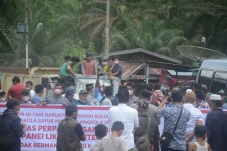 Tolak Perpanjangan Izin...