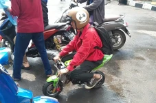 Pakai Motor Cilik, Buruh...