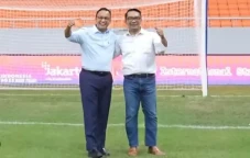 Fahri Hamzah Tertawa...