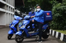 Kurir Lazada Gunakan...