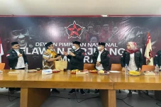 Sebut Soekarno Tukang...