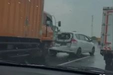 Truk Boks Tabrak Suzuki...