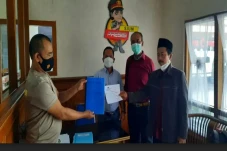 Tuntut Kepala Desa Mundur,...