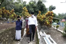 Gubernur Ganjar Ziarah...