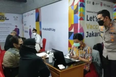 Tinjau Gerai Vaksin...