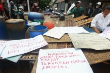 Stop Mogok Produksi,...