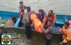 Longboat Terbalik Dihantam...