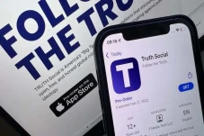 Truth Social, Aplikasi...