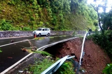 Tanah Longsor, Warga...