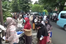 Antrean Mengular Warga...