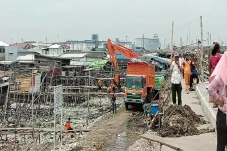 3 Alat Berat dan Ratusan...