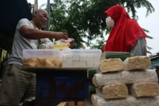 Ibu-ibu, Tahu Tempe...