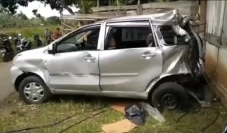 Minibus Tertabrak Kereta...