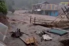 Banjir Bandang Terjang...