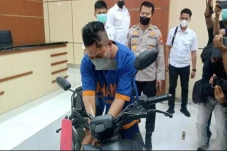 Polda Jatim Tangkap...