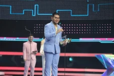 Raih Viral Song of The...