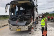 Truk Vs Bus di Jalan...