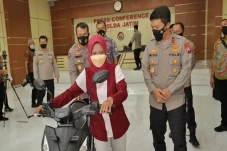 Kapolda Jawa Timur Kembalikan...