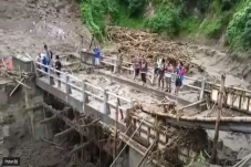 Jembatan Penghubung...