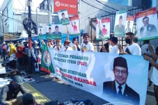 Pedagang Jembatan Item...