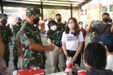 Tinjau Vaksinasi Anak...