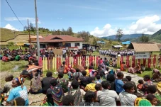 Ratusan Warga Sinak...