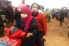 Kala Puan Maharani Dibonceng...