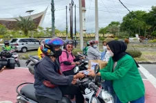 MNC Peduli Bagikan Masker...