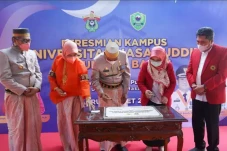 Unhas Resmi Hadirkan...