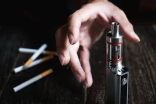 Vape atau Rokok Tradisional,...