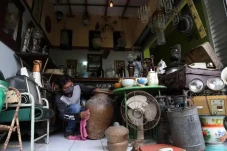 Deretan Pasar Loak yang...