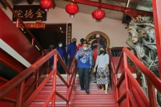 Kunjungi Vihara Dharma...