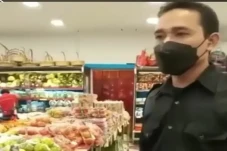 Ibu Ini Berdebat dengan...