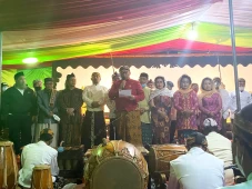 Seniman Tradisional...