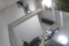 Viral Aksi Maling Mengendap-endap...