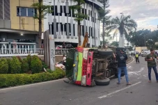 Hindari Pemotor Ugal-ugalan,...
