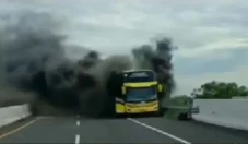 Bus Pariwisata Terbakar...