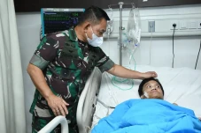 KSAD Dudung Jenguk Anak...