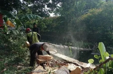 Diterjang Angin Kencang,...
