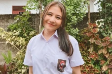 Prilly Latuconsina Geram...
